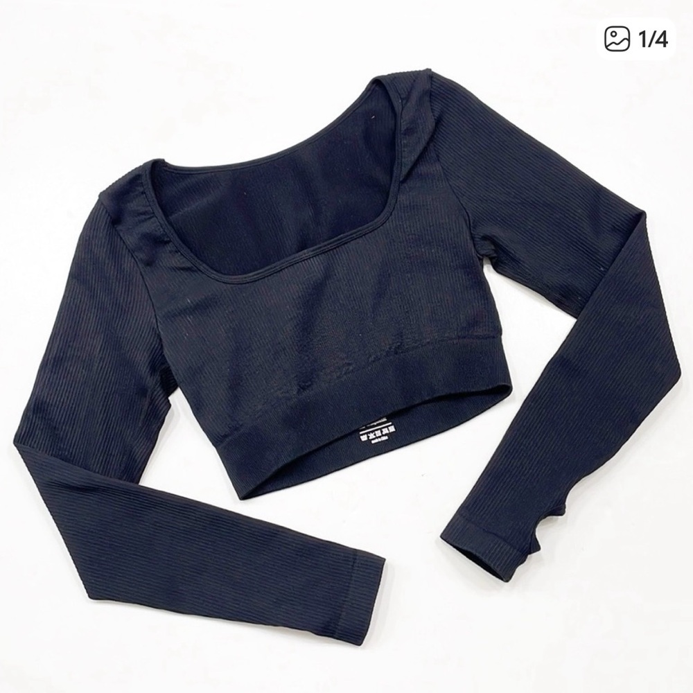 Black ribbed long sleeve crop top